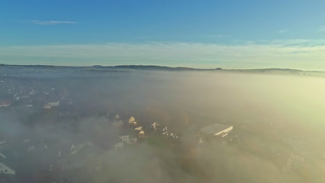Luftdrohne-Schoss-Tagsüber-über-Schöne-Stadthäuser-Durch-Weiße-Wolken-In-Deutschland