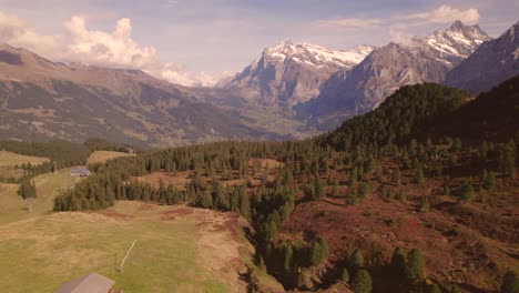 Luftaufnahmen-Von-Drohnen-Von-Rechts-Nach-Links,-Die-Mit-Malerischem-Blick-Auf-Wetterhorn-Und-Schreckhorn-In-Grindelwald-Nach-Unten-Steigen