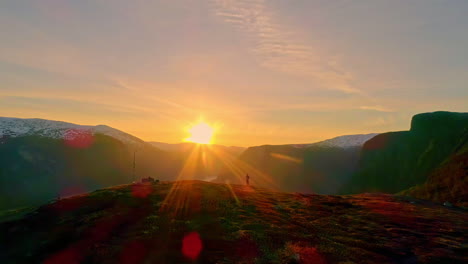 Luftdrohnenschuss,-Der-über-Die-Bergspitze-Fliegt-Und-Die-Wunderschöne-Landschaft-Von-Aurland,-Norwegen,-Bei-Sonnenaufgang-Enthüllt