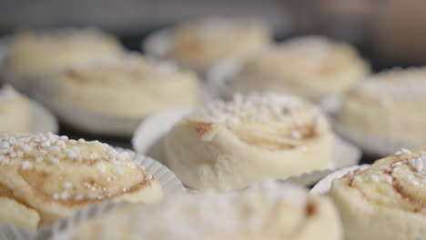 Static-close-up-of-cinnamon-buns-with-focus-pulling