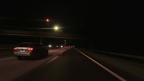 POV-Aufnahme,-Die-Nachts-Auf-Einer-Autobahn-Mit-Verkehr-Fährt