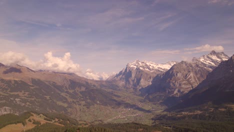 Drohnenaufnahmen-Aus-Der-Luft-Dolly-Von-Rechts-Nach-Links-über-Grindelwald-Und-Das-Wetterhorn-In-Den-Schweizer-Alpen