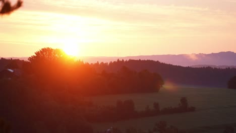 Zeitraffer-Eines-Sonnenuntergangs-Am-Morgen-Mit-Der-Natur-Im-Vordergrund