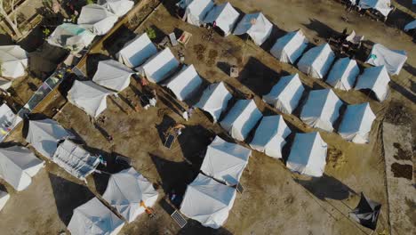 Luftaufnahme-Von-Oben-Nach-Unten-Von-Provisorischen-Lagern-Für-Opfer-Von-Flutkatastrophen-In-Maher,-Sindh
