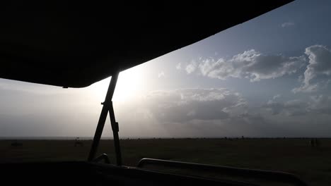 Handgehaltener-Sonnenuntergang-Aus-Einem-4x4-Safariauto-In-Der-Afrikanischen-Savanne