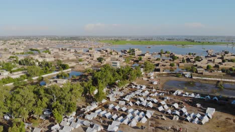 Vista-Aérea-De-Campamentos-Improvisados-Para-Víctimas-De-Inundaciones-En-Maher,-Sindh