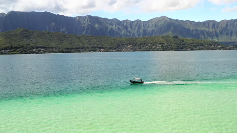 Kleines-Bootfahren-An-Einer-Sandbank-In-Oahu-Hawaii