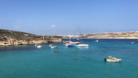 Kommende-Insel-Malta-Mittelmeer-Griechenland-Urlaubsparadies-Ziel-Yacht-Vor-Bucht