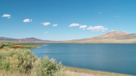 Chesterfield-Reservoir-An-Einem-Warmen,-Luftigen-Tag-Im-Osten-Von-Idaho