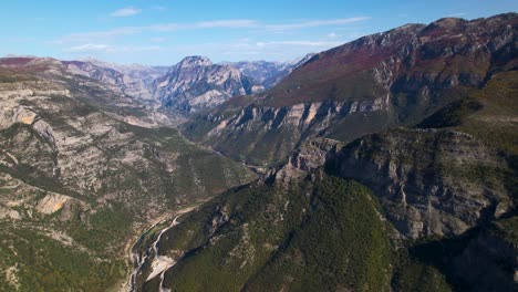 Majestuosas-Montañas-Y-Hermoso-Valle-En-Otoño-En-Los-Alpes-Albaneses