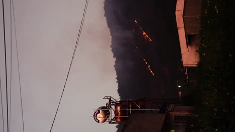 Propagación-De-Incendios-Forestales-En-La-Jungla-De-Vietnam-Cerca-De-Una-Pequeña-Ciudad,-Video-Vertical