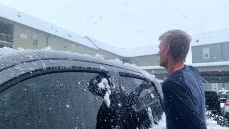 Hombre-Quitando-Nieve-Del-Auto-Durante-Un-Día-De-Nieve-En-4k