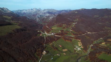 Pueblo-Turístico-De-Lepushe-En-Albania-En-Valle-Con-Prados-Rodeados-De-Bosques-Y-Montañas-En-Otoño
