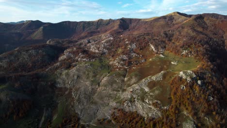 Schöne-Landschaft-Mit-Bergketten-Im-Herbst,-Beliebter-Ort-Für-Touristen,-Die-In-Der-Natur-Wandern,-Albanien