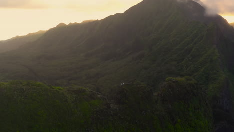 4K-Drohnenaufnahme-Von-Lichtstrahlen,-Die-Durch-Den-Bergrücken-In-Oahu-Hawaii-Kommen