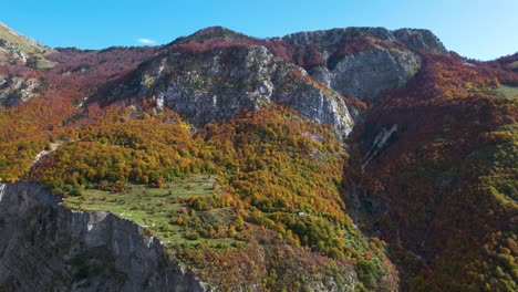 Wälder-Und-Wiesen,-Die-Wunderschöne-Berge-Mit-Herbstfarben-Bedecken,-Alpenparadies-In-Albanien
