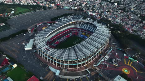 Luftaufnahme-Weg-Vom-Estadio-Azteca-stadion-In-Mexiko-stadt---Umkehren,-Kippen,-Drohne-Erschossen