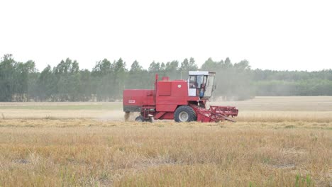 Rote-Traktorerntemaschine-Im-Organischen-Feld-Des-Getreides-Statische-Aufnahme-Während-Der-Lebensmittelkrise-Und-Inflation