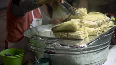 Person-selling-sweet-corn-in-the-streets-of-Guanajuati