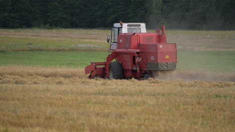Rote-Traktor-Erntemaschine-Im-Bio-Bauernhof-Des-Getreidefeldes-Während-Der-Erntezeit