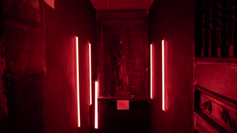 Zimmer-Mit-Roten-Lichtern-Im-Flur