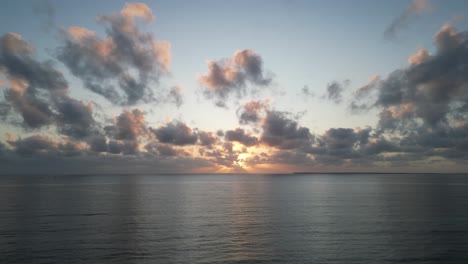 Panorama-Des-Indischen-Ozeans-In-Der-Nähe-Der-Strandküste-Von-Uroa-Auf-Der-Insel-Sansibar-Während-Des-Sonnenuntergangs,-Tansania-Afrika,-Luftwagen-Aus-Der-Luft-Erschossen