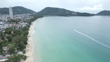 Filmische-Luftpanoramalandschaft-Landschaftsansicht-Des-Jetskis-Am-Patong-Beach-In-Phuket,-Thailand