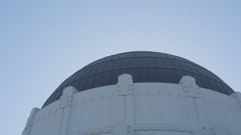 Schwenkaufnahme-Der-Griffith-Observatoriumskuppel-Mit-Hubschrauberfliegen-Im-Hintergrund-In-Den-Hollywood-Hills-Im-Süden-Kaliforniens
