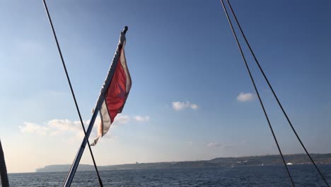 Bandera-Maltesa-De-Malta-Ondeando-En-Un-Yate-De-Lujo-En-Medio-Del-Mar