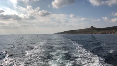 Navegando-En-El-Mar-Mediterráneo-De-Malta-Durante-Las-Vacaciones-De-Verano