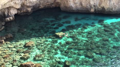 Unberührtes-Sauberes-Mittelmeer-Ozeanwasser-In-Der-Insel-Comino-Reisen-Urlaubsziel-Für-Die-Sommerpause
