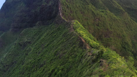 4k-Drohnenaufnahme-Eines-Berges-In-Oahu-Hawaii