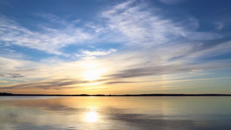 Time-lapse-of-sun-rising-in-a-beautiful-lake-scenery