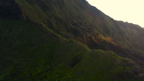 4k-drone-shot-of-Pali-Notches-ridge-in-Oahu-Hawaii