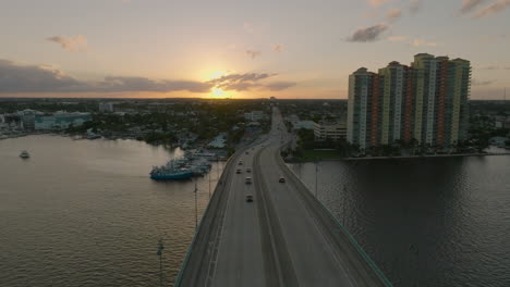 Sonnenuntergang-Drohnenaufnahme-Der-Jerry-Thomas-Memorial-Bridge-In-Florida