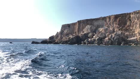 Segelkreuzfahrt-Auf-Dem-Unberührten-Wasser-Des-Mittelmeers,-Das-Die-Felsige-Küste-Von-Malta-Enthüllt