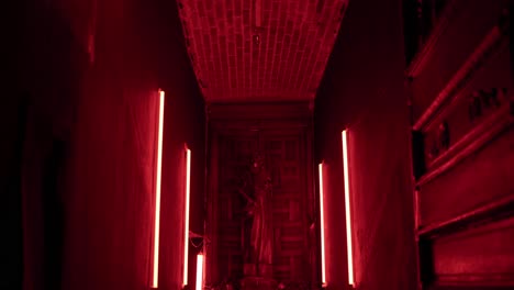 Rotes-Licht-Und-Wände-Im-Raum