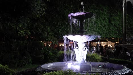 Wasserbrunnen-Nachts-In-Der-Stadt