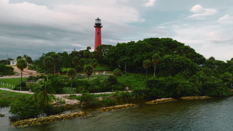 Drone-shot-of-the-Jupiter-Inlet-Lighthouse-in-Jupiter,-Florida