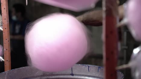 Making-cotton-candy-with-a-machine