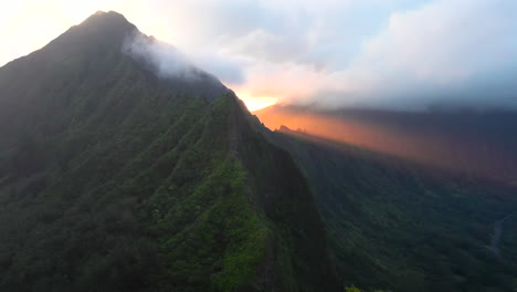 Disparo-De-Drones-De-4k-Con-Rayos-De-Luz-Dorados-Que-Brillan-Sobre-Una-Cresta-De-Montaña-En-Oahu-Hawaii