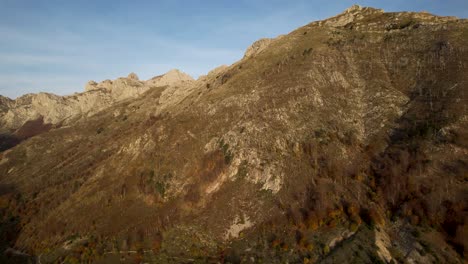 Ladera-De-La-Montaña-Con-árboles-Sin-Hojas-En-Otoño,-El-Lugar-Ideal-Para-Practicar-Senderismo-En-La-Naturaleza-De-Los-Alpes-Albaneses