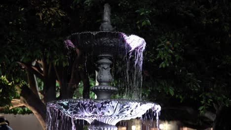 Wasserbrunnen-Auf-Dem-Platz-Bei-Nacht