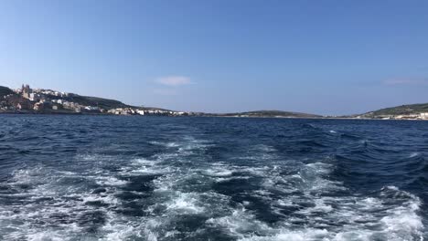 Yachtboot-Motorkräuselung-Schaumig-In-Sauberem-Meerwasser-In-Malta-Während-Sonniger-Sommertage