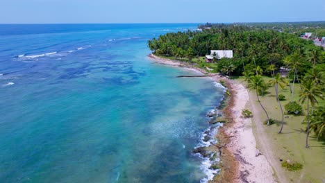 Luftaufnahme-Von-Wunderschönen-Strand-Guayacanes-Der-Dominikanischen-Republik