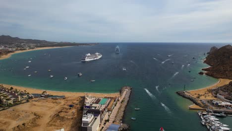 Vista-Aérea-Sobre-El-Puerto,-Hacia-Barcos-Y-Cruceros-En-Cabo-San-Lucas,-México