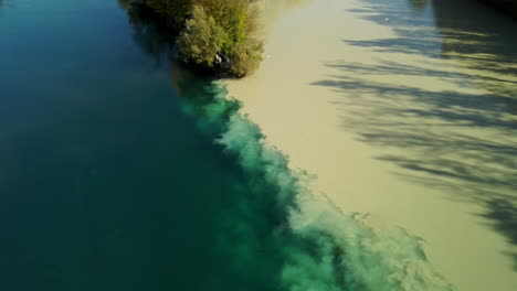 Zwei-Zusammenfließende-Flüsse-Von-Blauer-Und-Brauner-Farbe-In-Der-Stadt-Genf-Schweiz-In-4k