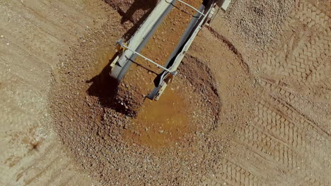 Antenne-Von-Oben-Nach-Unten-Des-Förderers,-Der-Sand-Und-Steine-Im-Sandsteinbruch-Transportiert