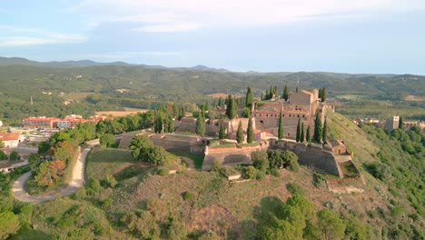 Hostalric-Luftbilder-Mittelalterliche-Stadt-In-Katalonien-Touristische-Burg-Oben-Auf-Dem-Berg-Rundflug-Berge-Im-Hintergrund-Costa-Brava-Spanien
