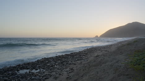 Strandblick-Auf-Die-Wellen,-Die-Bei-Sonnenuntergang-Auf-Den-Strand-Von-Mondo-In-Südkalifornien-Rollen